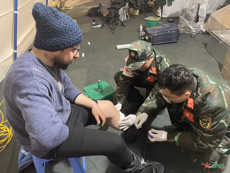 越南军医力量为土耳其地震受害者进行急救。