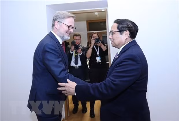越南政府总理范明正在2022年12月召开的东盟-欧盟峰会间隙会见了捷克总理彼得·菲亚拉。