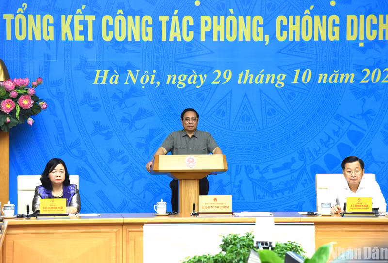 越南政府总理范明正主持召开新冠肺炎疫情防控工作总结会议。（陈海 摄）