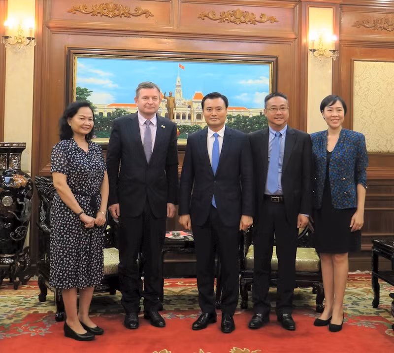 胡志明市人民委员会副主席裴春强会见法语国家国际组织驻河内亚太办事处首席代表埃德加·多里格。