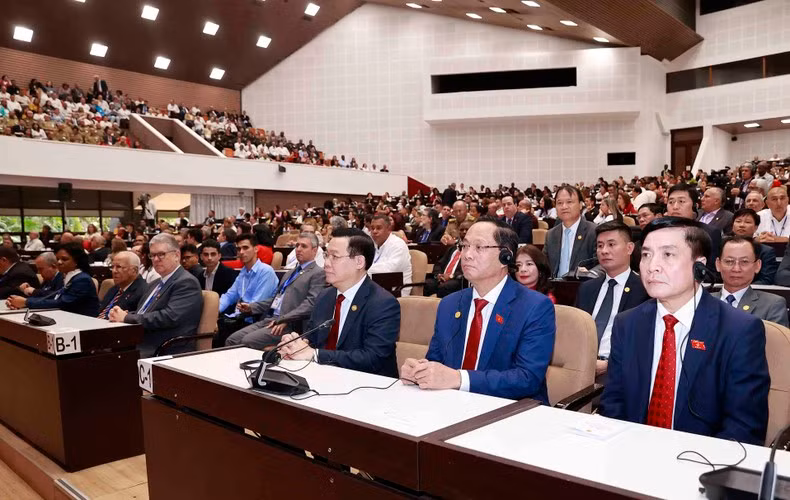 越南国会主席王廷惠出席古巴第十届全国人大特别会议暨吉隆滩战役胜利日62周年纪念活动。 越南国会主席王廷惠出席古巴第十届全国人大特别会议暨吉隆滩战役胜利日62周年纪念活动。
