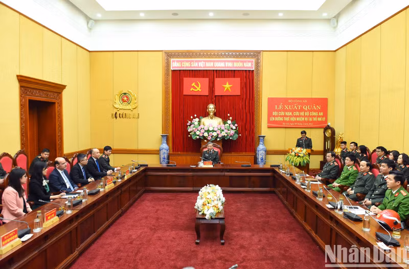 越共中央政治局委员、公安部长苏林大将,土耳其驻越南大使哈尔登·特克内奇出席出征仪式。 越共中央政治局委员、公安部长苏林大将,土耳其驻越南大使哈尔登·特克内奇出席出征仪式。