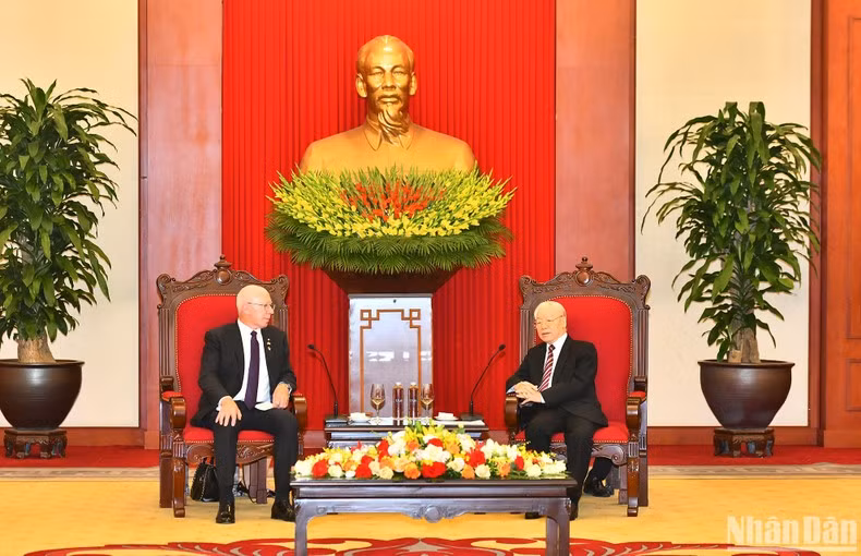 越共中央总书记阮富仲会见澳大利亚总督戴维·赫尔利。