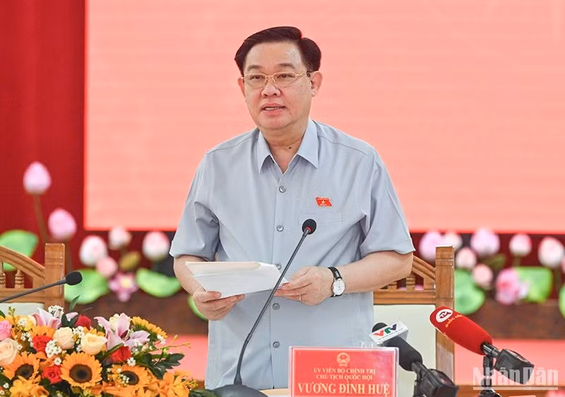 国会主席王廷惠在与承天顺化省委常委会举行工作会议上发表讲话。（维玲 摄）