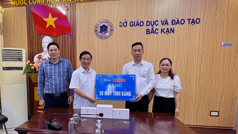 《人民报》社同北件省教育与培训厅举行50台平板电脑移交仪式，为该省贫困优秀生提供学习工具。