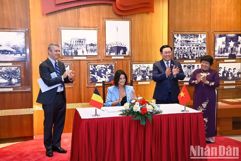 越南国会主席王廷惠与比利时参议院议长斯蒂芬妮·德霍斯举行会谈【组图】 ảnh 5