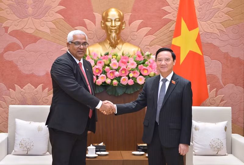 越南国会副主席阮克定和古巴司法部长马丁内斯。（图片来源：国会门户网站）