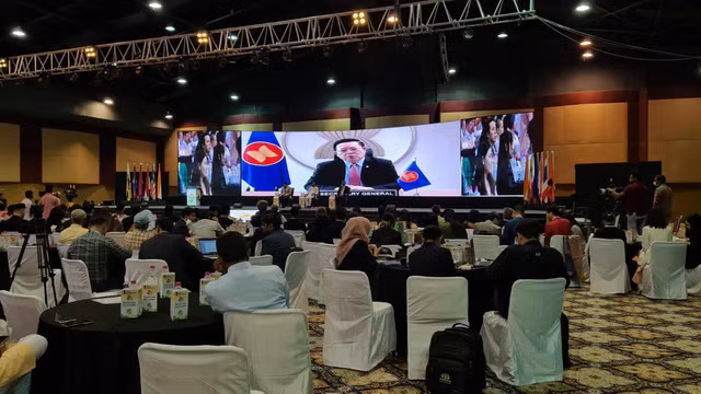 来自东南亚国家的100名代表和印度各地的75名代表出席了会议。