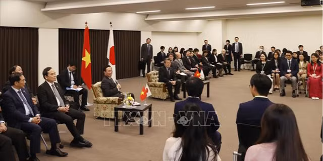 国家主席武文赏与九州大学的师生交流。（图片来源：越通社）