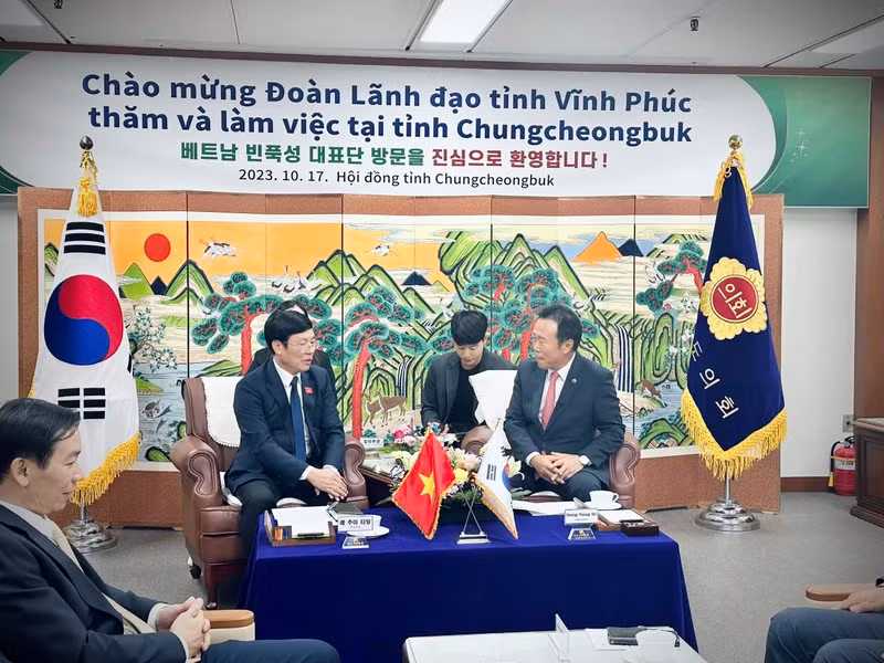 忠清北道议会议长黄英浩会见永福省代表团。