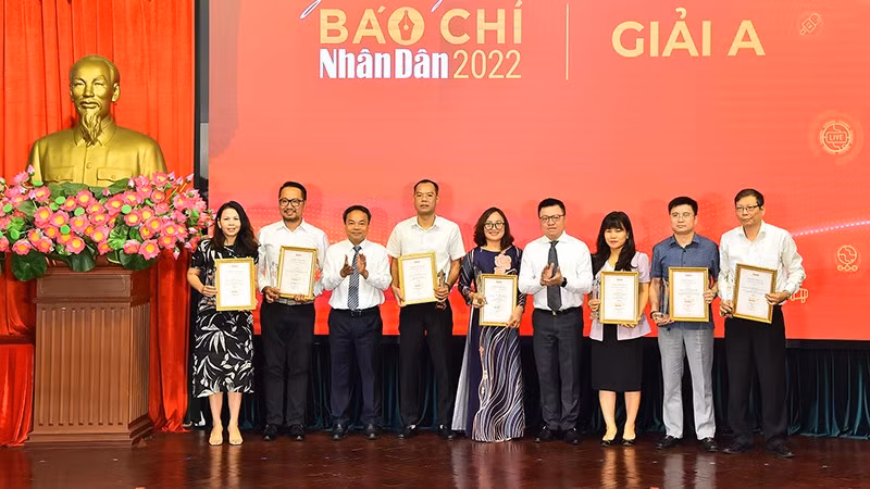 《人民报》社总编辑黎国明、副总编辑丁如欢向荣获2022年《人民报》新闻奖甲等奖的作者和作者组颁发奖项。 《人民报》社总编辑黎国明、副总编辑丁如欢向荣获2022年《人民报》新闻奖甲等奖的作者和作者组颁发奖项。