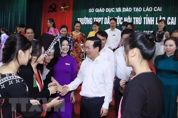 国家主席武文赏探访了老街省民族寄宿高中学校师生。（图片来源：越通社）
