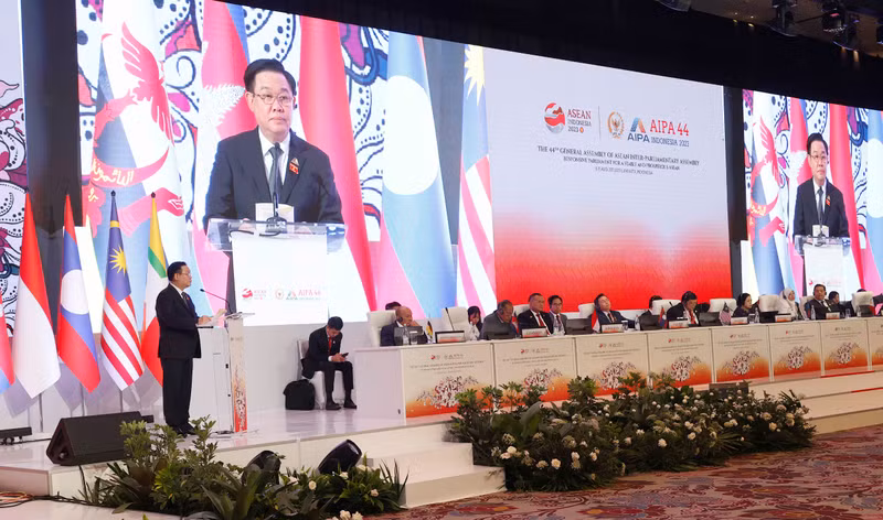国会主席王廷惠在第44届东盟议会联盟大会全体会议上发表讲话。