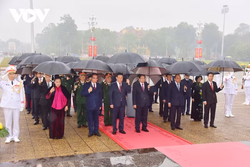 越南党和国家领导人拜谒胡志明主席陵。（图片来源：VOV）