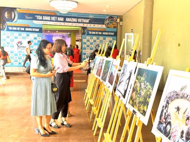 2022年旅游摄影大赛颁奖仪式暨摄影展在河内举行。（图片来源：VGP）
