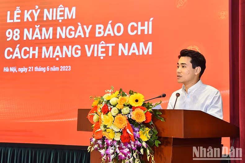 《人民报》青年记者阮忠孝在仪式上代表本报年轻一代发表讲话。 《人民报》青年记者阮忠孝在仪式上代表本报年轻一代发表讲话。