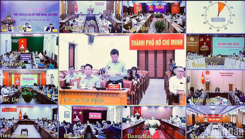 会议以线上线下相结合方式举行，实现设在政府总部的主会场与设在全国63个省市人民委员会总部的分会场视频连线。