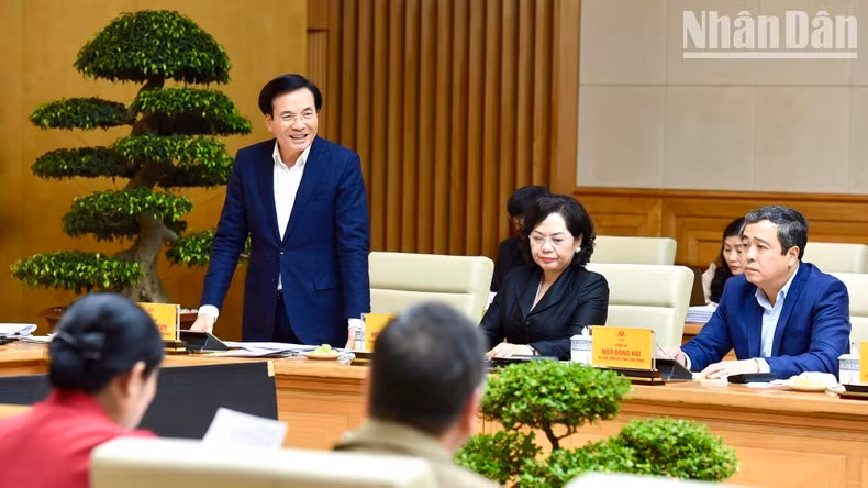 政府办公厅主任陈文山部长在会上发表讲话。 政府办公厅主任陈文山部长在会上发表讲话。
