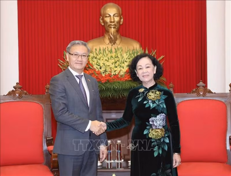 越共中央政治局委员、中央书记处常务书记、中央组织部部长张氏梅已会见率团访问越南的老挝人民革命党中央委员会委员、中央对外联络部部长通沙万•丰威汉。