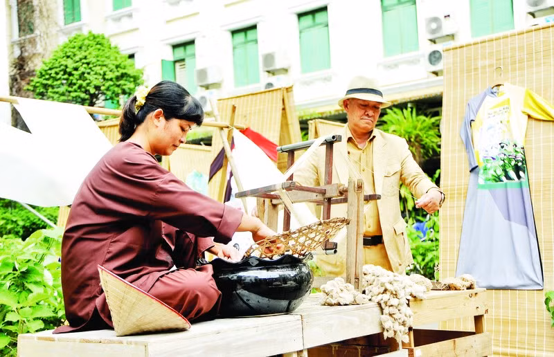 企业推介低碳服装。（南英 摄）