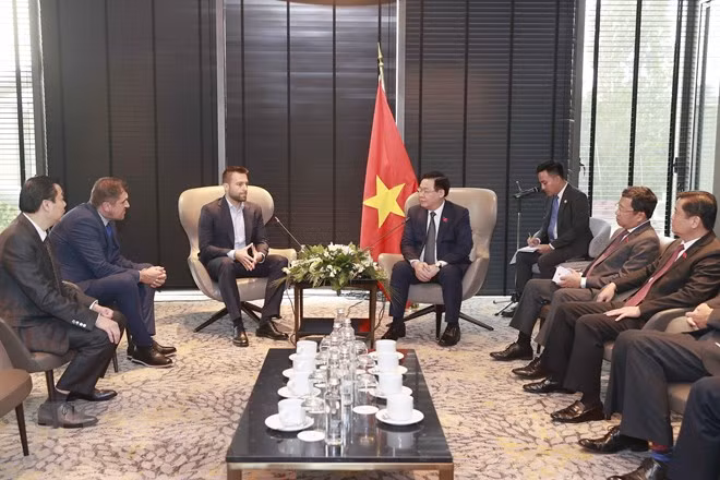 越南国会主席王廷惠会见保加利亚最大制药企业SoPharma集团并购总监迪米塔尔·奈德诺夫。（图片来源：越通社）