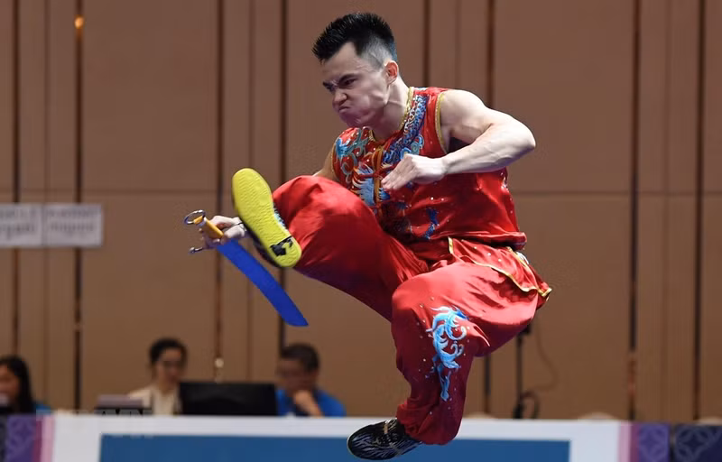 越南武术运动员农文友在男子南棍和男子南刀两个赛项为越南体育代表团夺得首枚金牌。