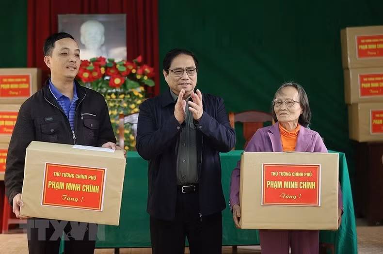 范明正总理向为2021-2025年阶段北南高速公路(东边)项目被征收土地的家庭赠送礼品。 范明正总理向为2021-2025年阶段北南高速公路(东边)项目被征收土地的家庭赠送礼品。