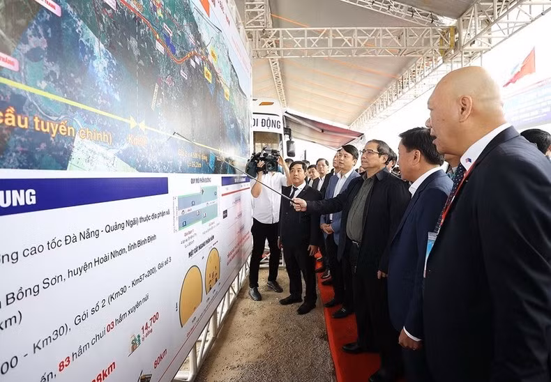 范明正总理倾听2021-2025年阶段北南高速公路(东边)项目广义-淮仁路段的报告。 范明正总理倾听2021-2025年阶段北南高速公路(东边)项目广义-淮仁路段的报告。