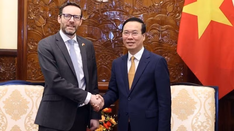 国家主席武文赏会见大不列颠及北爱尔兰联合王国驻越南大使伊恩·弗鲁。（图片来源：越通社）