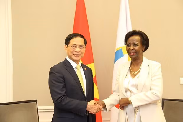 法语国家国际组织秘书长路易丝·穆希基瓦博与越南外交部部长裴青山。