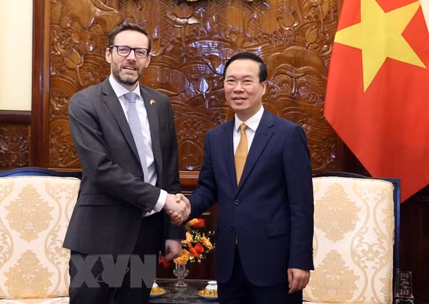 越南国家主席武文赏与英国驻越大使伊恩·弗鲁。