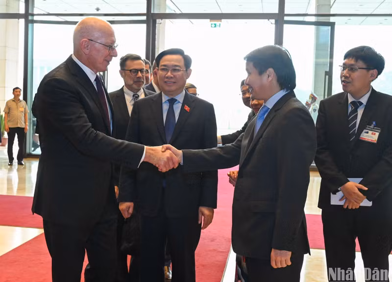 国会主席王廷惠向澳大利亚总督戴维·赫尔利介绍越方代表团成员。