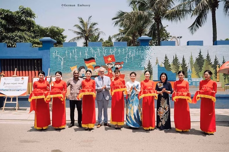 越德友谊陶瓷墙绘落成典礼在河内举行。
