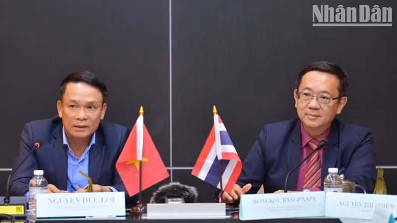 越南新闻工作者协会常务副主席阮德利和泰国记者协会主席蒙科·邦普拉帕。 越南新闻工作者协会常务副主席阮德利和泰国记者协会主席蒙科·邦普拉帕。