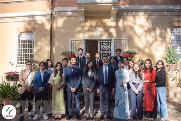 与会代表合影。（图片来源：越通社）