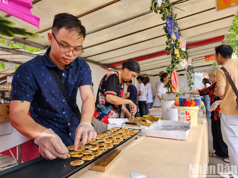 在各间展位上，由专业厨师制作的菜品，打造出传统与现代、法国菜与越南菜之间的交叉与联系。（明维 摄）