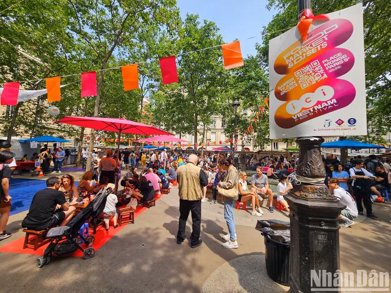 除了美食空间外，参与越南美食节的游客还有机会享受当代音乐，包括由优秀法国越裔艺人DJ-beatmarkers表演的电子音乐、流行音乐和说唱。（明维 摄）