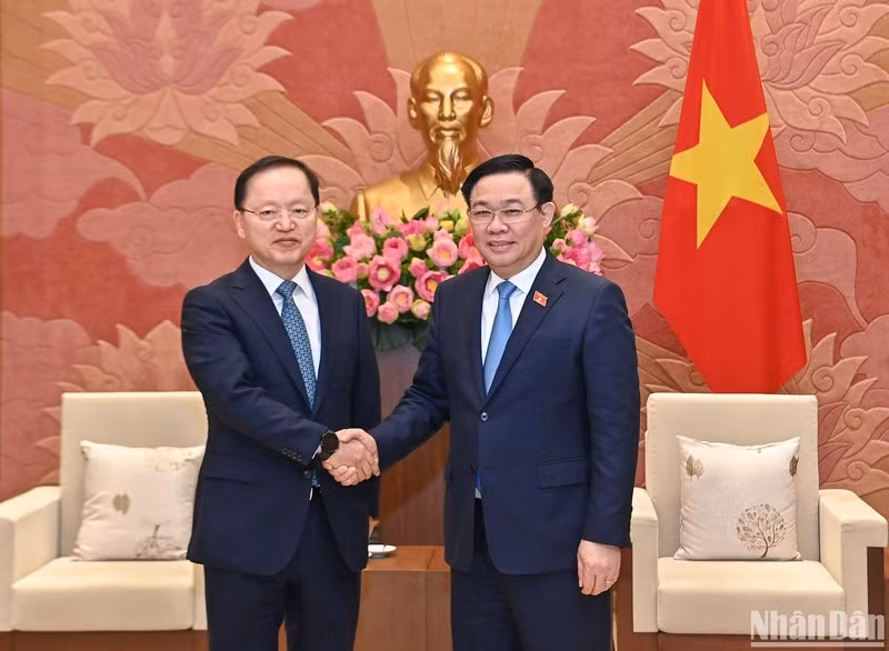 越南国会主席王廷惠会见三星电子总裁兼首席财务官朴学奎。
