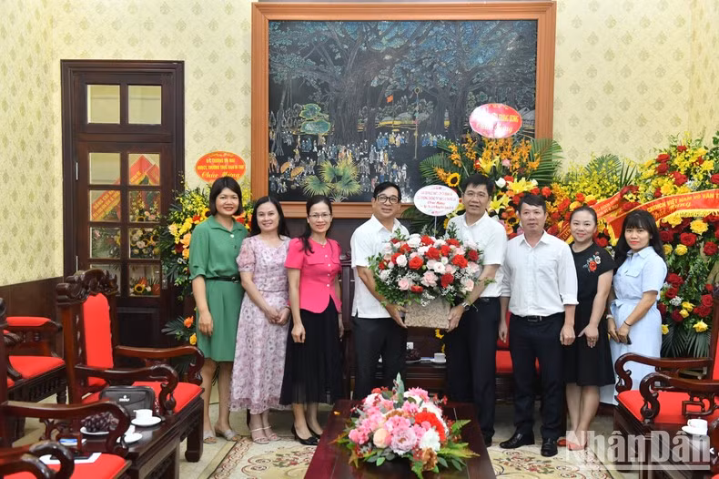 越南卫生部烟草危害防治基金代表团向《人民报》社赠送鲜花表示祝贺。（登科 摄）