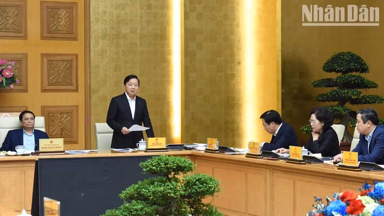 政府副总理陈红河在会上发表讲话。 政府副总理陈红河在会上发表讲话。