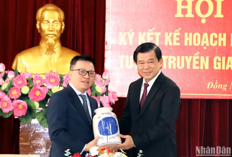 黎国明同志向同奈省领导赠送纪念品。
