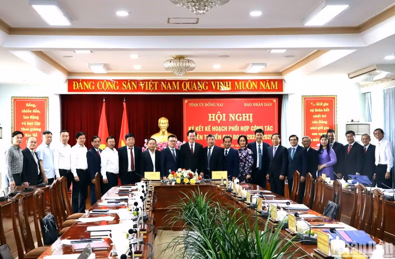 《人民报》社和同奈省委2023-2025年宣传工作联合计划签字仪式取得圆满成功。