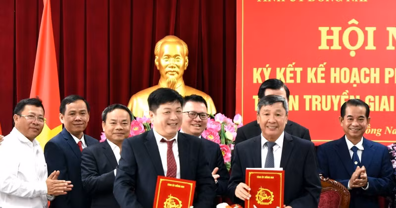 《人民报》和同奈省委2023-2025年宣传工作联合计划签字仪式。