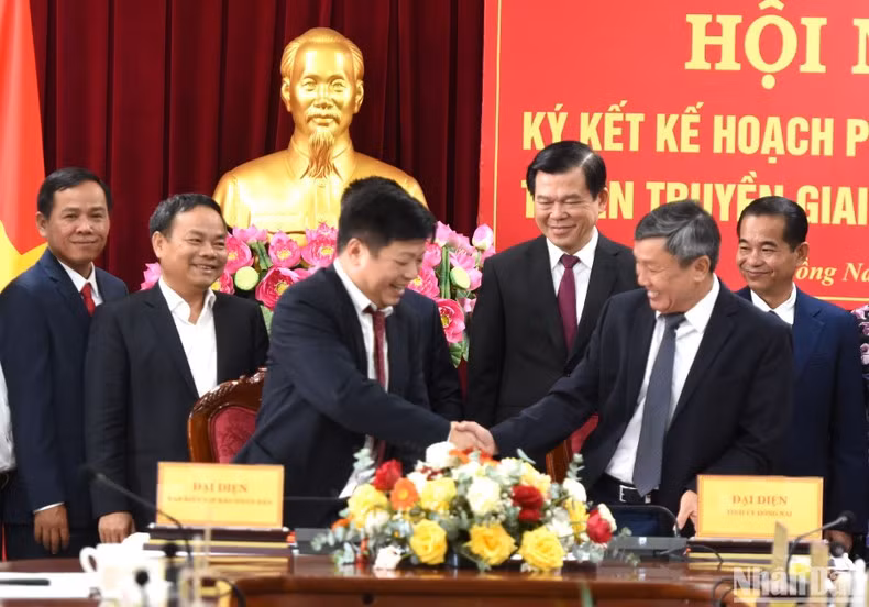《人民报》社和同奈省委2023-2025年宣传工作联合计划签字仪式取得圆满成功。