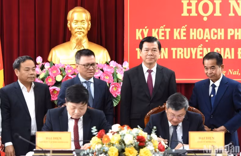 《人民报》社和同奈省委2023-2025年宣传工作联合计划签字仪式。