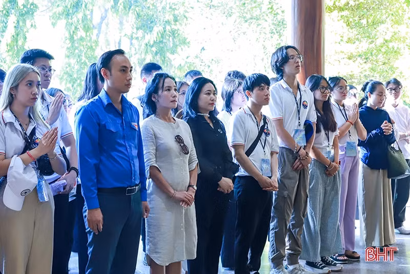 参加“2023年越南夏令营”的海外越侨青年在同禄三岔路口历史遗迹，向各位年轻女烈士献花进香。
