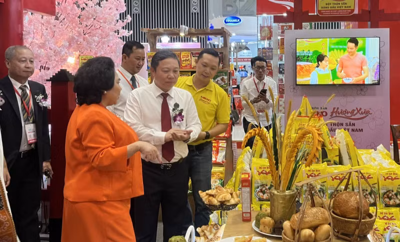 各企业介绍产品。