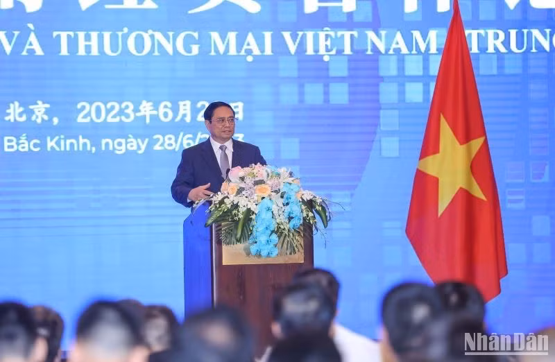越南政府总理范明正在论坛上发表讲话。