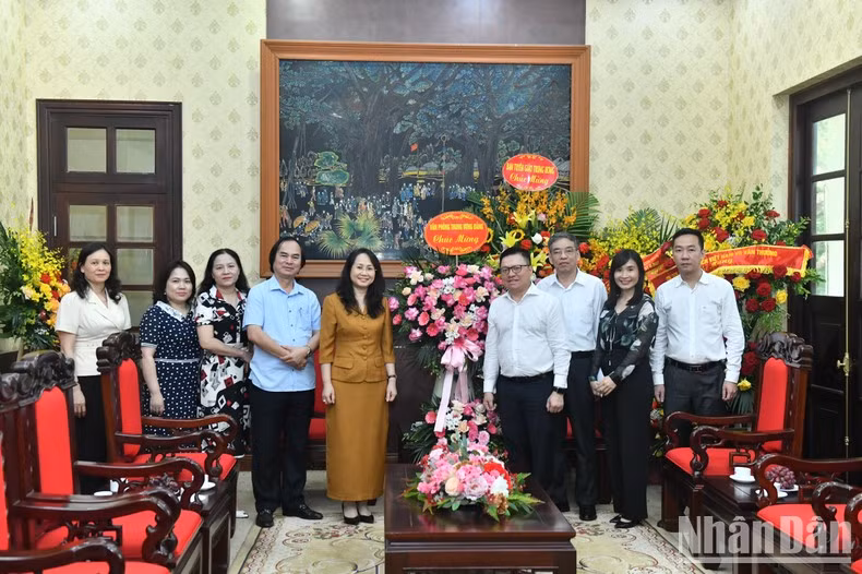 值纪念越南革命新闻日98周年之际，党中央办公厅代表团来访祝贺《人民报》社。（登科 摄）