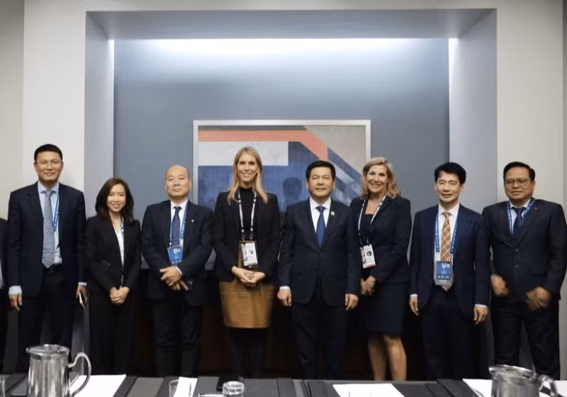 越南工贸部部长阮鸿延（右四）与沃尔玛公司采购执行副总裁安德里亚·奥尔布赖特及双方代表合影。（图片来源：越通社）